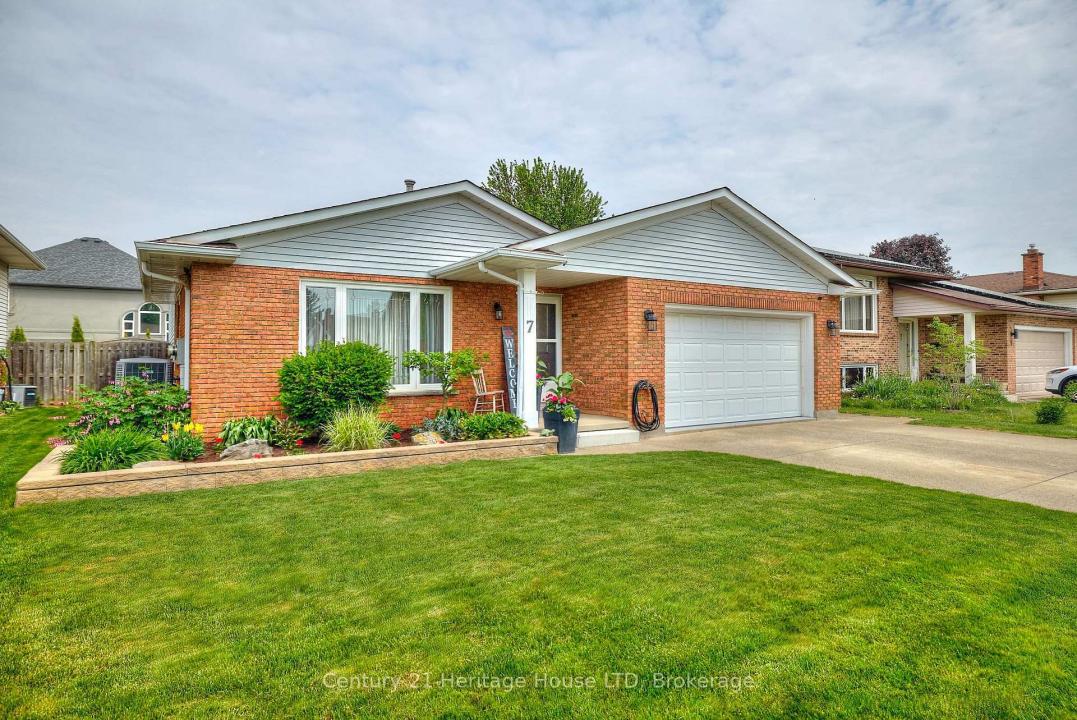 7 HUNTINGTON LANE, St. Catharines, Ontario L2S 3J5, Canada