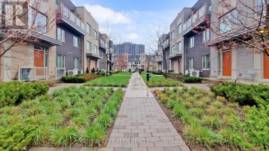 18 APPLEWOOD LANE, Toronto (etobicoke West Mall), Ontario M9C 0C1, Canada