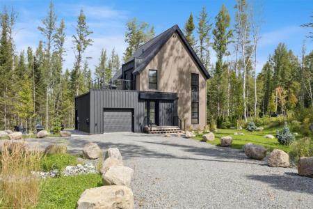 20  Allée des Petits-Chaudrons, Mont-Tremblant, Quebec J8E 1Z5, Canada