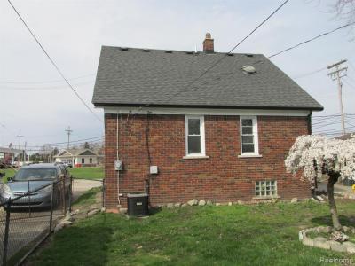 23008 Pleasant, St Clair Shores, Michigan 48080, USA
