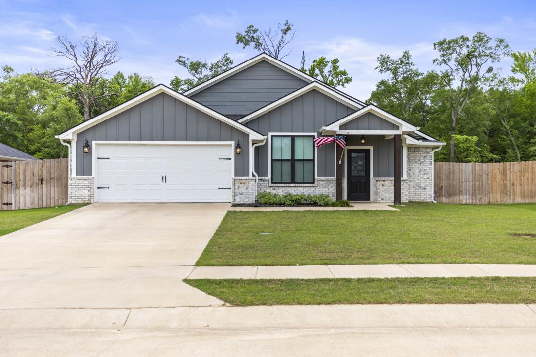 16022 Crossing Cir, Lindale, Texas 75771