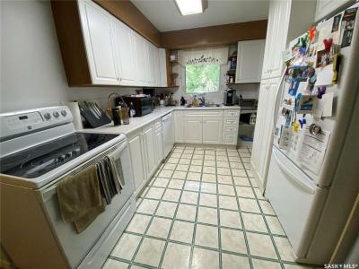 236 10TH STREET NE, Weyburn, Saskatchewan S4H 1H3, Canada