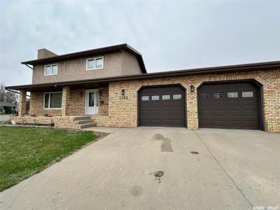 1102 SINCLAIR BAY, Estevan, Saskatchewan S4A 2M7, Canada