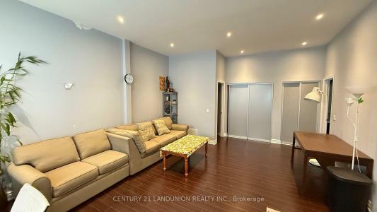 10 NINETEENTH STREET, Toronto, אונטריו M8V 3L3, קנדה