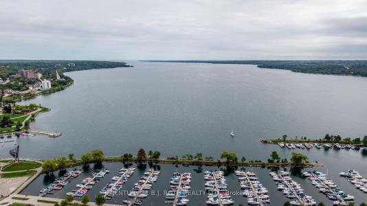 2 TORONTO STREET, Barrie, Ontario L4N 9R2, Kanada