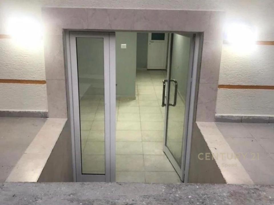 Lulishte 1 Maji, Tirana, Albania