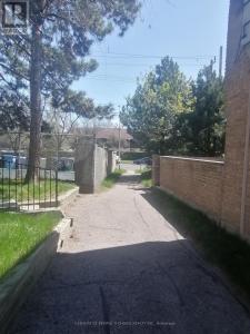 17 GOSFORD BOULEVARD, Toronto (black Creek), 온타리오주 M3N 2G7, 캐나다