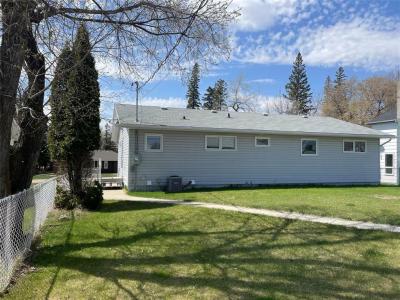 207 SOUTH CHESTNUT STREET, Shoal Lake, Manitoba R0J 1Z0, Canada