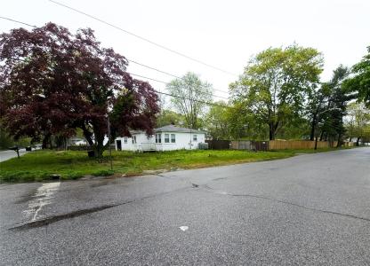 135 Mayfield Drive, Mastic Beach, NY 11951, USA