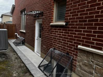 7 LARKFIELD CRESCENT, East Gwillimbury, Ontario L9N 0P7, Canada