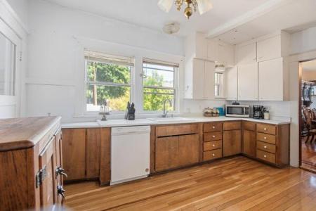 746 NW 6TH Street, Grants Pass, Oregon 97526