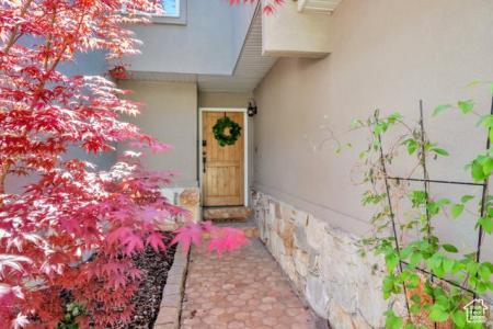 8135 S CLOVER SPRING LN E, Cottonwood Heights, Utah 84121, USA