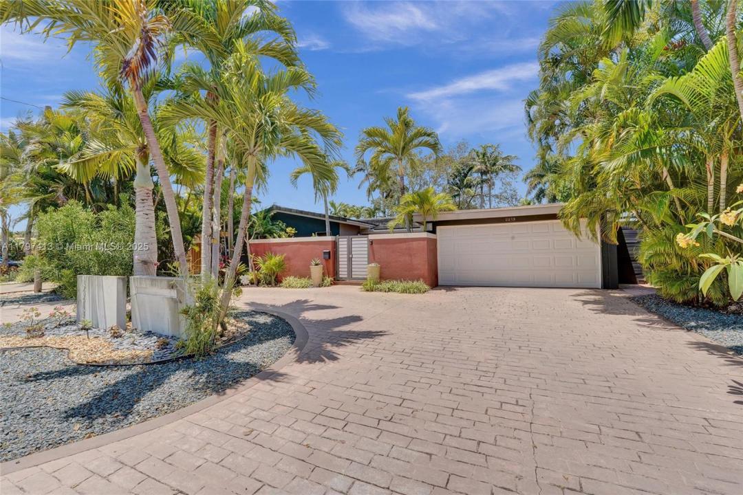 2213 NE 17th Ave, Wilton Manors, Florida 33305, USA