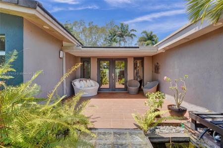 2213 NE 17th Ave, Wilton Manors, Florida 33305, USA