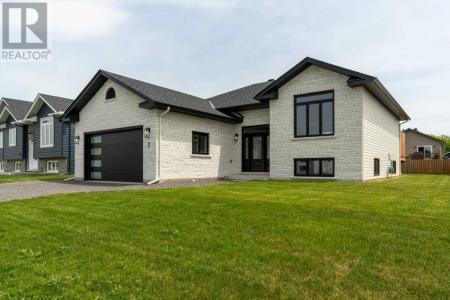 7 NOAH DR, Sault Ste. Marie, Ontario P6C 6E6, Canada