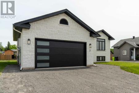 7 NOAH DR, Sault Ste. Marie, Ontario P6C 6E6, Canada