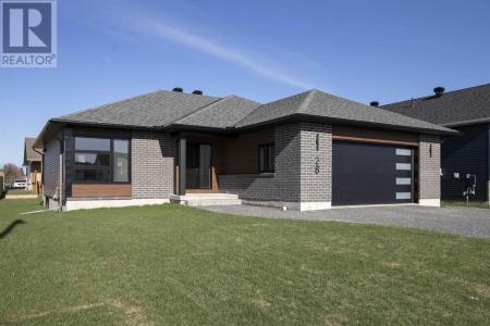 28 NOAH DR, Sault Ste. Marie, Ontario P6C 6E6, Canadá