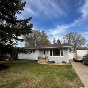 224 17TH STREET NE, Weyburn, Saskatchewan S4H 2P2, Canada