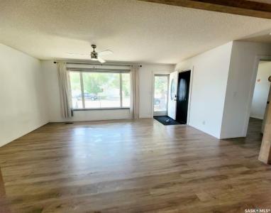 224 17TH STREET NE, Weyburn, 萨斯喀彻温省 S4H 2P2, 加拿大