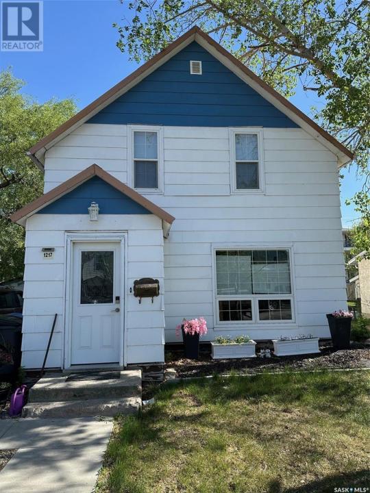 1217 2ND STREET, Estevan, Saskatchewan S4A 0M1, Canadá