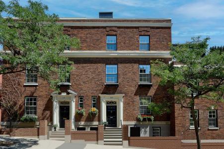 2 Place de Chelsea, Montréal (Ville-Marie), Quebec H3G 2J9, Canada