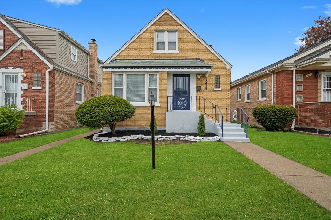 8637 S Honore St, Chicago, Illinois 60620, USA