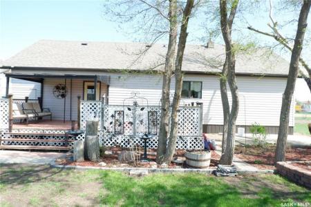 15 A AVENUE, Willow Bunch, Saskatchewan S0H 4K0, Canada