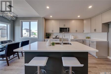 939 TRAEGER MANOR, Saskatoon, Saskatchewan S7V 1V8, Canada