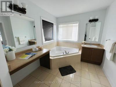 359 WOODSPRING AVENUE, Newmarket (woodland Hill), Ontario L3X 3H1, Canada