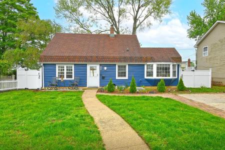 133 Spring Lane, Levittown, Nowy Jork 11756, USA