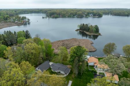 9625 Lake Dr , MECOSTA, Michigan 49332, Estados Unidos