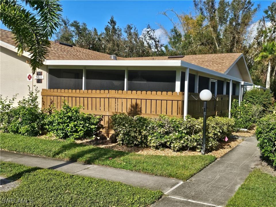 5811 Crystal Lake Lane , 102, North Fort Myers, Florida 33917, Estados Unidos