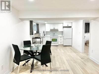 2 PANNAHILL ROAD, Toronto (bathurst Manor), Ontario M3H 4N3, Canada