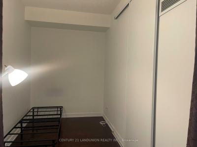 33 CHARLES STREET E, Toronto, Ontario M4Y 1R9, Canada