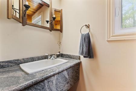 25 Rue du Mont-Tremblant, Cantley, Québec J8V 3B2, Canada