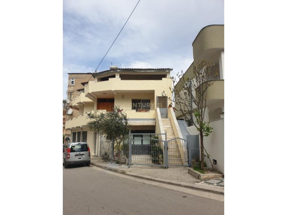 Allias, Tirana, Albania