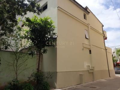 Allias, Tirana, Albania