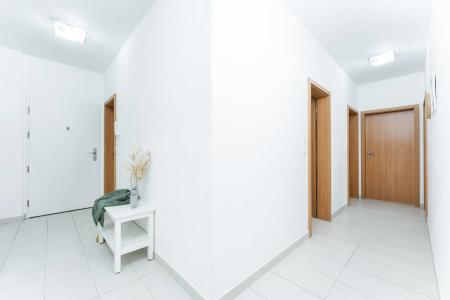 3413/64, Zvěřinova, Praha, Území Hlavního Města Prahy 100 00, 체코