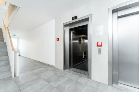 3413/64, Zvěřinova, Praha, Území Hlavního Města Prahy 100 00, 체코