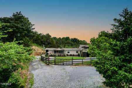 558 Oakland Drive, Bybee, Tennessee 37713, USA