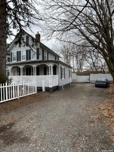 24 Simon Street, Babylon, NY 11702, USA