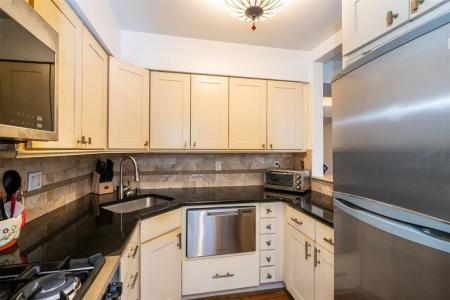 200 Centre Avenue, #1C, New Rochelle, New York 10805, USA