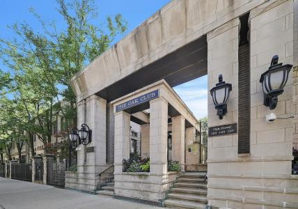 125 W Oak Street , F, Chicago, Illinois 60610, USA