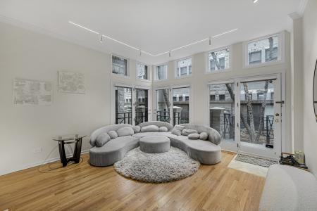 125 W Oak Street , F, Chicago, Illinois 60610, USA