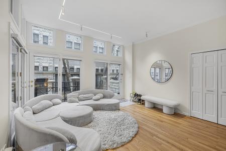 125 W Oak Street , F, Chicago, Illinois 60610, USA