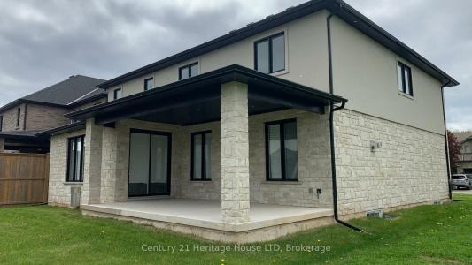 2476 COLANGELO DRIVE, Niagara Falls, Ontario L2J 0A1, Canadá