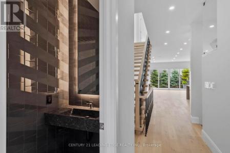 9A BRIARWOOD AVENUE, Mississauga (port Credit), Ontario L5G 3N4, Canada
