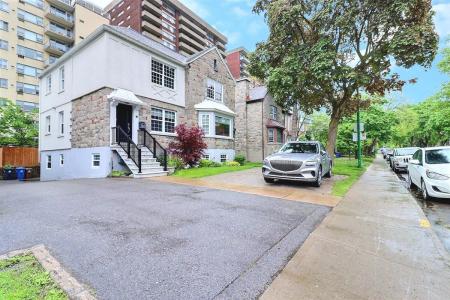 111-113  Rue Dufferin, Hampstead, Québec H3X 2X8, Canada
