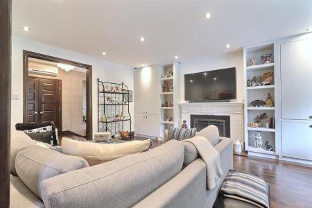 111-113  Rue Dufferin, Hampstead, Québec H3X 2X8, Canada