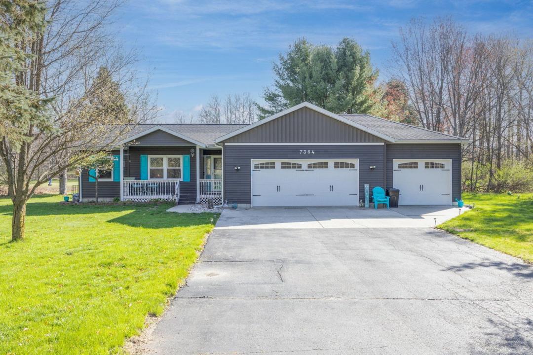 7364 Regency Lane, Canadian Lakes, Michigan 49346, USA